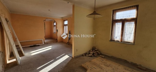 Eladó téglalakás, Pécsett 43.99 M Ft, 5 szobás