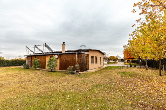 Eladó családi ház, Zsombón 230 M Ft, 4 szobás