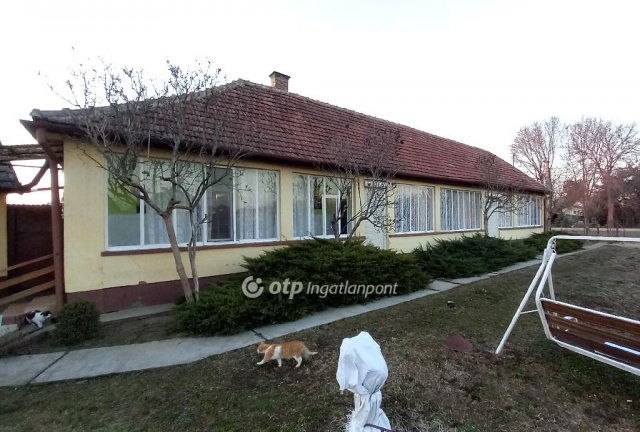 Eladó családi ház, Solton 25 M Ft, 3 szobás
