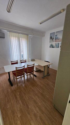 Kiadó iroda, Komlón 25 E Ft / hó, 1 szobás