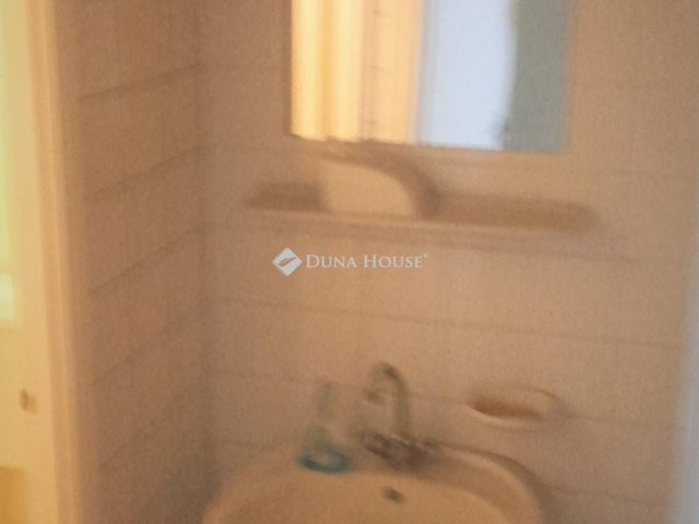 Eladó üzlethelyiség, Komlón, Városház téren 8.6 M Ft