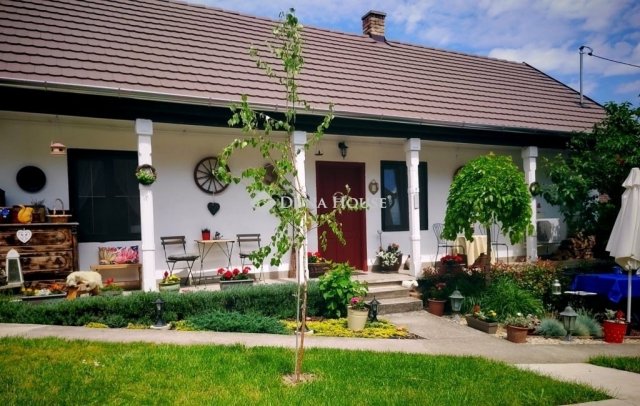 Eladó családi ház, Sombereken 57.9 M Ft, 4 szobás