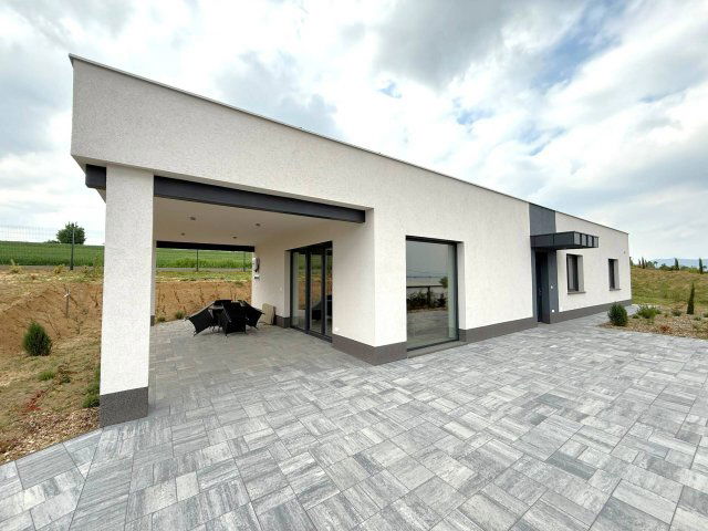 Eladó családi ház, Pécsett 129.9 M Ft, 4 szobás