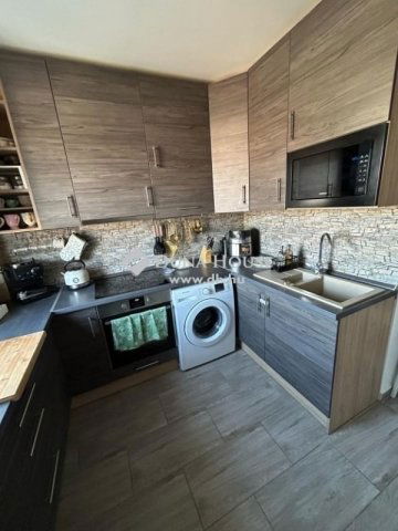 Eladó panellakás, Pécsett 56.9 M Ft, 3 szobás