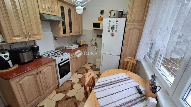 Eladó panellakás, Dunaújvárosban 37.5 M Ft, 2 szobás
