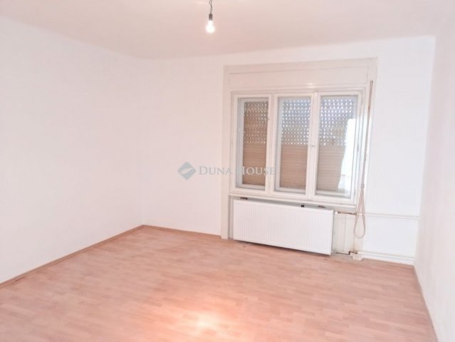 Eladó családi ház, Batykon 22 M Ft, 5 szobás