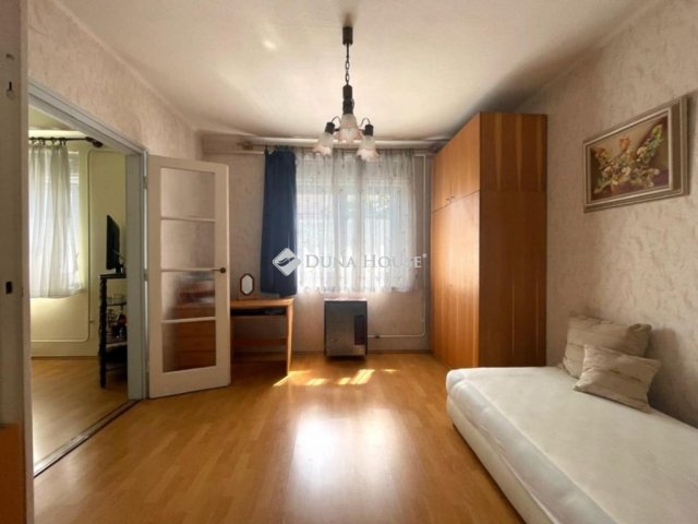 Eladó családi ház, Vecsésen 109.98 M Ft, 6 szobás