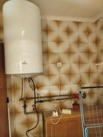 Eladó családi ház, Komlón 80 M Ft, 6 szobás