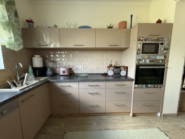 Eladó családi ház, Péterin 155 M Ft, 3 szobás