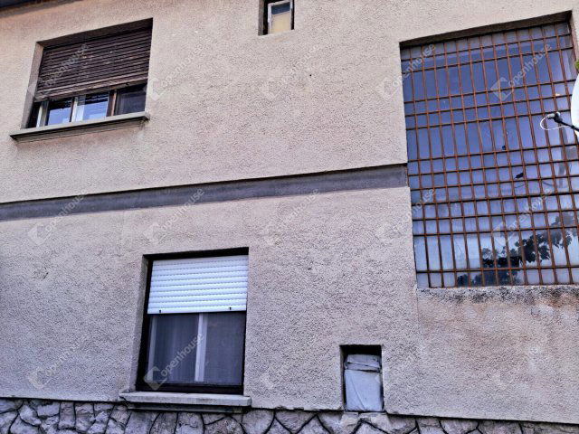 Eladó családi ház, Ácson 63.9 M Ft, 5 szobás