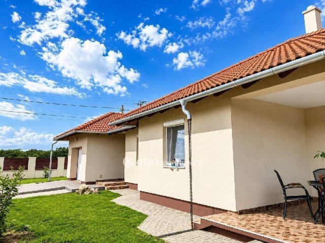 Eladó családi ház, Tökölön 129.9 M Ft, 4 szobás
