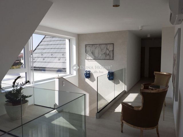 Eladó családi ház, Velencén 450 M Ft, 10 szobás