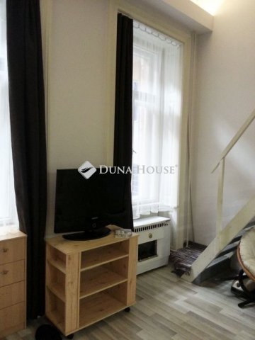 Eladó téglalakás, Budapesten, VI. kerületben 56.5 M Ft, 1 szobás