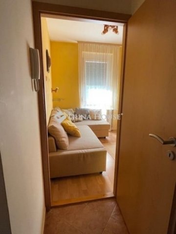 Eladó panellakás, Pécsett 58.7 M Ft, 3 szobás