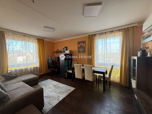 Eladó panellakás, Pécsett 59.9 M Ft, 3 szobás