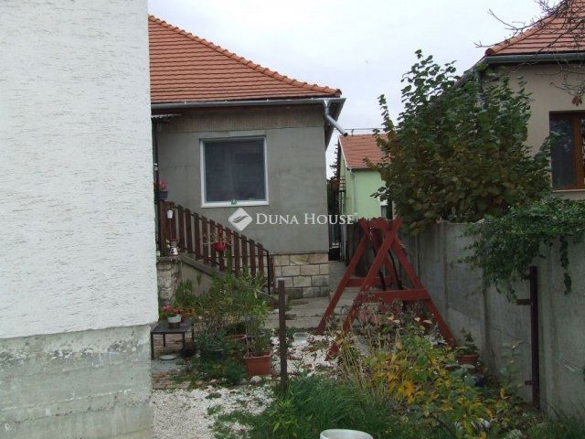 Eladó családi ház, Esztergomban 90 M Ft, 5 szobás
