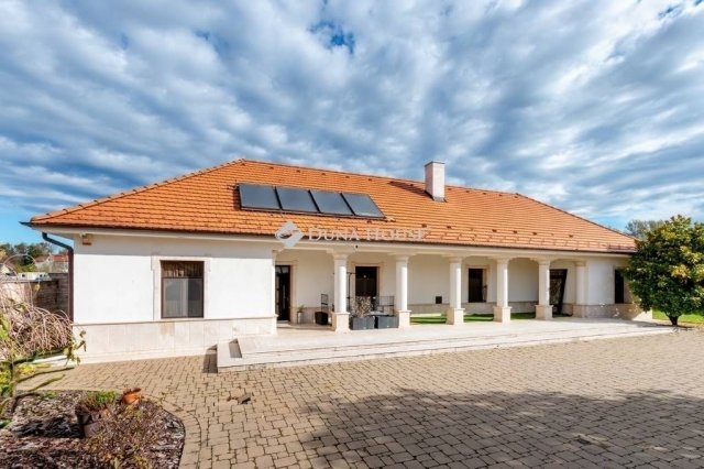 Eladó családi ház, Dabason 249 M Ft, 8 szobás