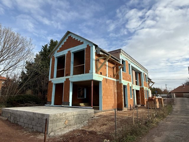 Eladó ikerház, Pécsett 175.9 M Ft, 4 szobás