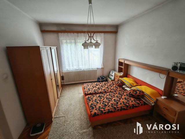 Eladó családi ház, Komáromban 59.9 M Ft, 6 szobás