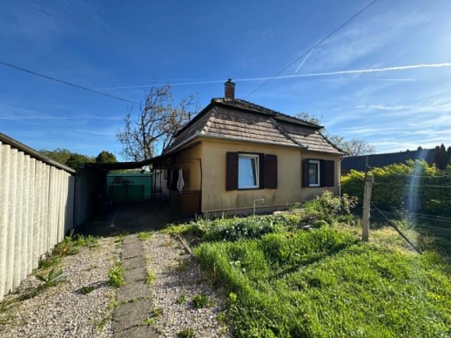 Eladó családi ház, Komáromban 45 M Ft, 2 szobás