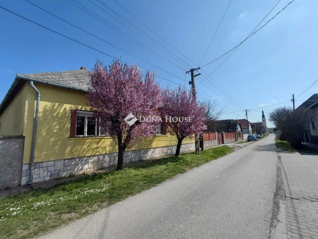 Eladó családi ház, Decsen 69.9 M Ft, 5 szobás