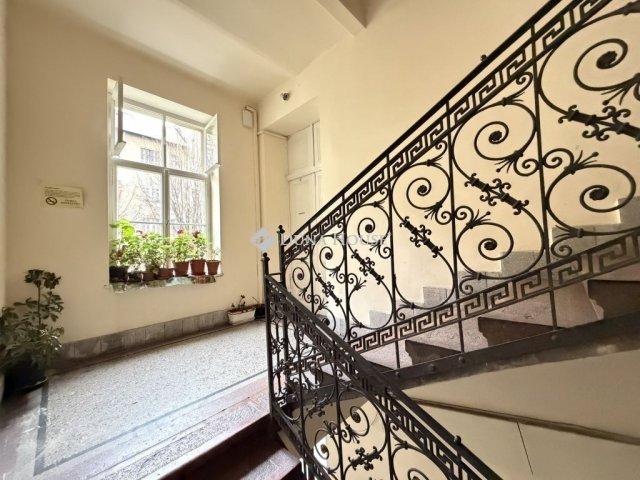 Eladó téglalakás, Budapesten, VI. kerületben 64.9 M Ft, 1 szobás