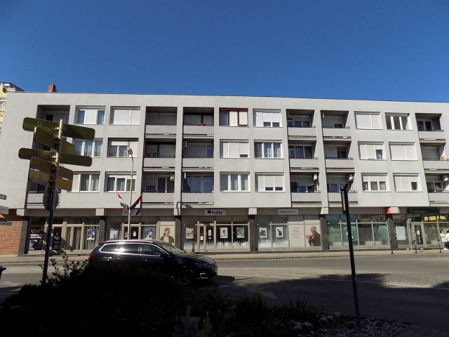 Eladó téglalakás, Pápán 55 M Ft, 2+1 szobás