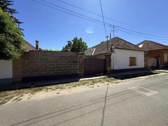 Eladó családi ház, Tolnán, Eötvös utcában 22.5 M Ft, 2 szobás