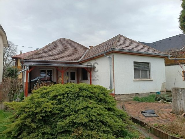 Eladó családi ház, Pécelen 89.9 M Ft, 4 szobás