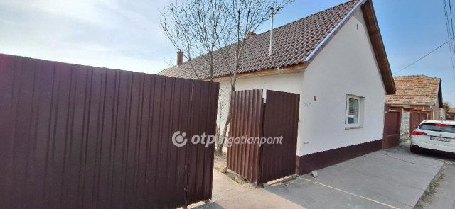 Eladó családi ház, Akasztón 27 M Ft, 2 szobás