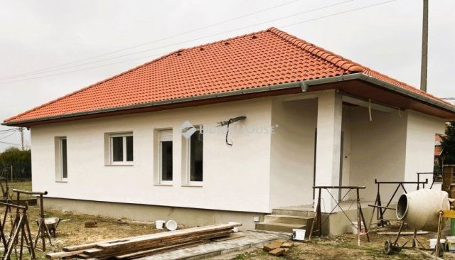 Eladó családi ház, Bugyin 130 M Ft, 4 szobás