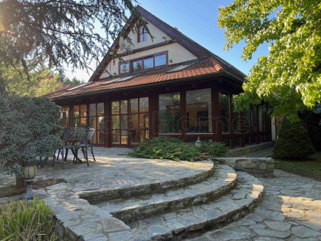 Eladó családi ház, Ajkán 390 M Ft, 7+2 szobás