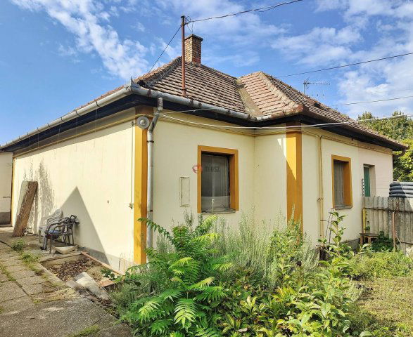 Eladó ikerház, Szegeden 37.6 M Ft, 3+1 szobás