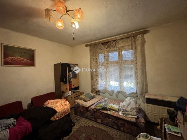 Eladó családi ház, Lábatlanon 19.5 M Ft, 2 szobás