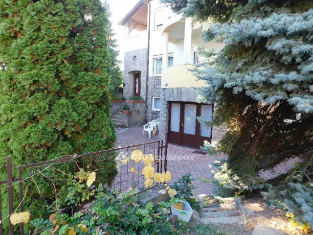 Eladó családi ház, Pécsett 329 M Ft, 9 szobás