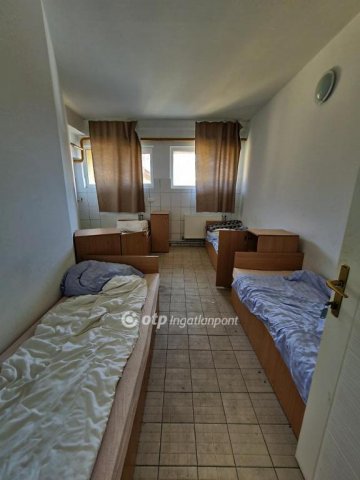 Eladó családi ház, Pápán 249 M Ft, 9+11 szobás