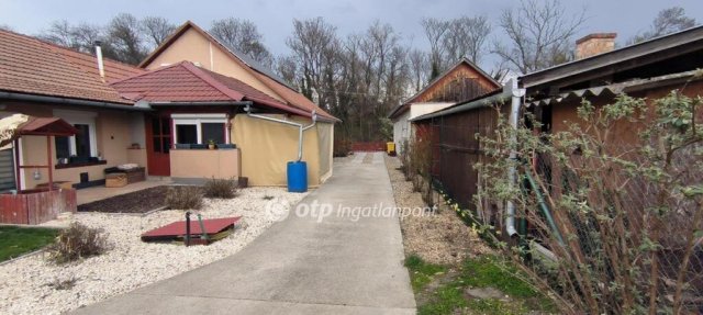 Eladó családi ház, Békéscsabán 89.9 M Ft, 4 szobás