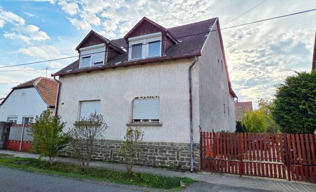 Eladó családi ház, Sárváron 49.9 M Ft, 6 szobás