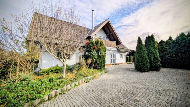 Eladó családi ház, Szántódon 109.5 M Ft, 6 szobás