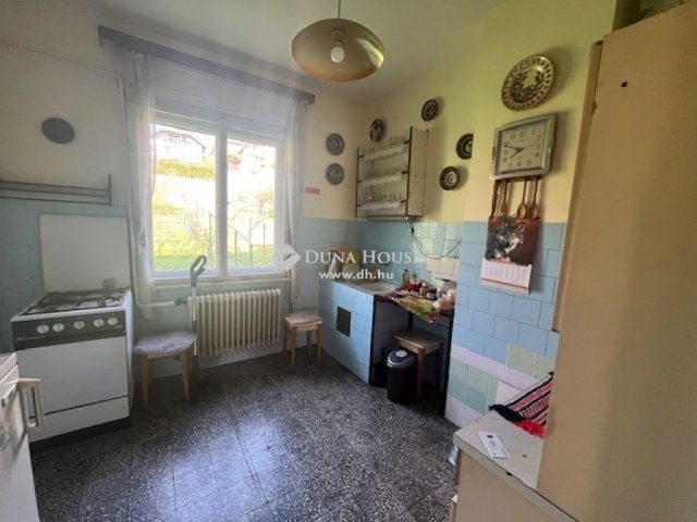 Eladó téglalakás, Pécsett 40 M Ft, 3 szobás