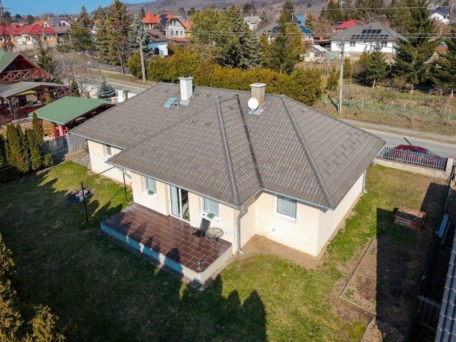 Eladó családi ház, Szadán 119.9 M Ft, 3 szobás