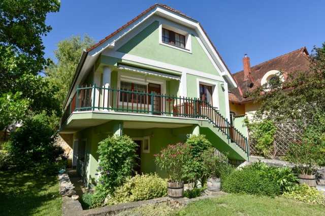 Eladó családi ház, Veszprémben 219.9 M Ft, 3+3 szobás