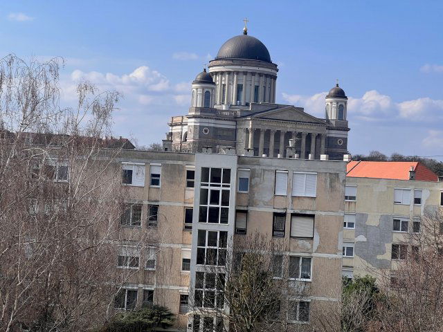 Eladó téglalakás, Esztergomban 39.5 M Ft, 1+1 szobás