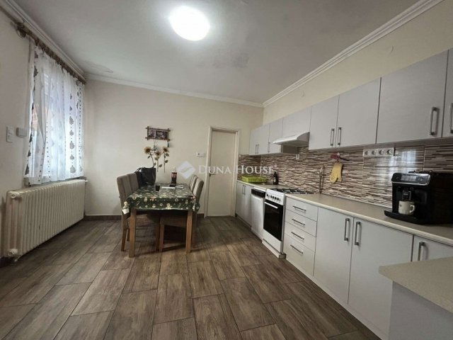 Eladó családi ház, Vecsésen 120 M Ft, 3 szobás