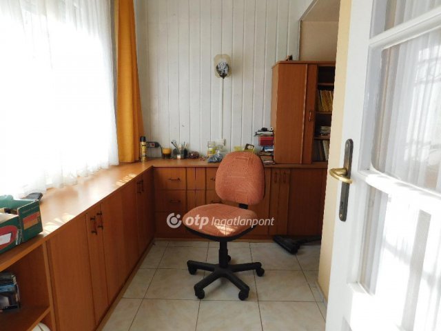 Eladó családi ház, Pécsett 299 M Ft, 9 szobás