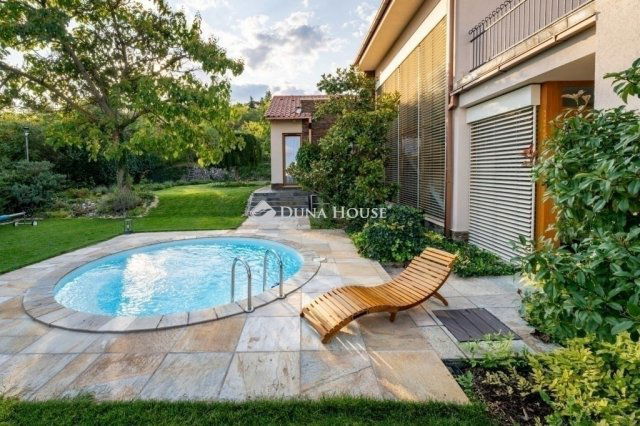 Eladó családi ház, Pécsett 460 M Ft, 8 szobás