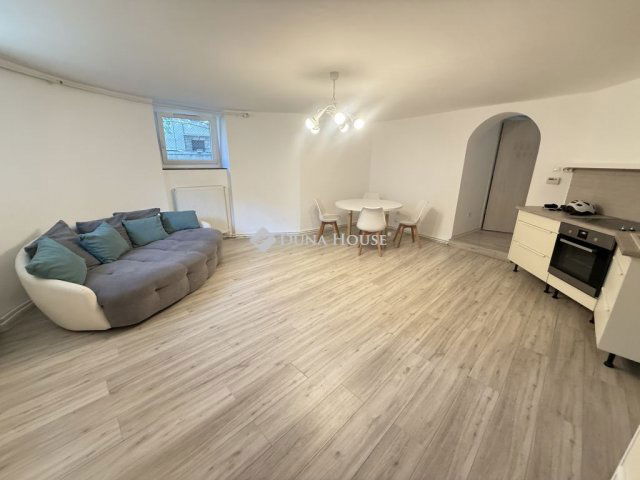 Eladó téglalakás, Pécsett, Semmelweis utcában 37.9 M Ft
