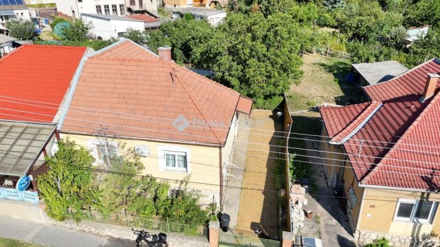 Eladó családi ház, Pécsett, Hársfa úton 59 M Ft, 2 szobás