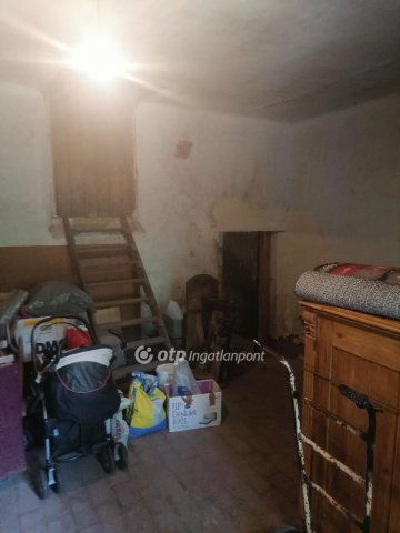 Eladó családi ház, Felsőlajoson 89.9 M Ft, 7+1 szobás