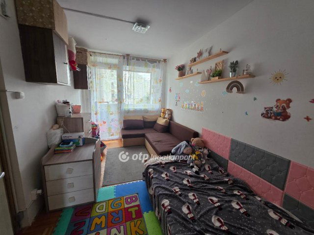 Eladó panellakás, Debrecenben 69.99 M Ft, 2+2 szobás